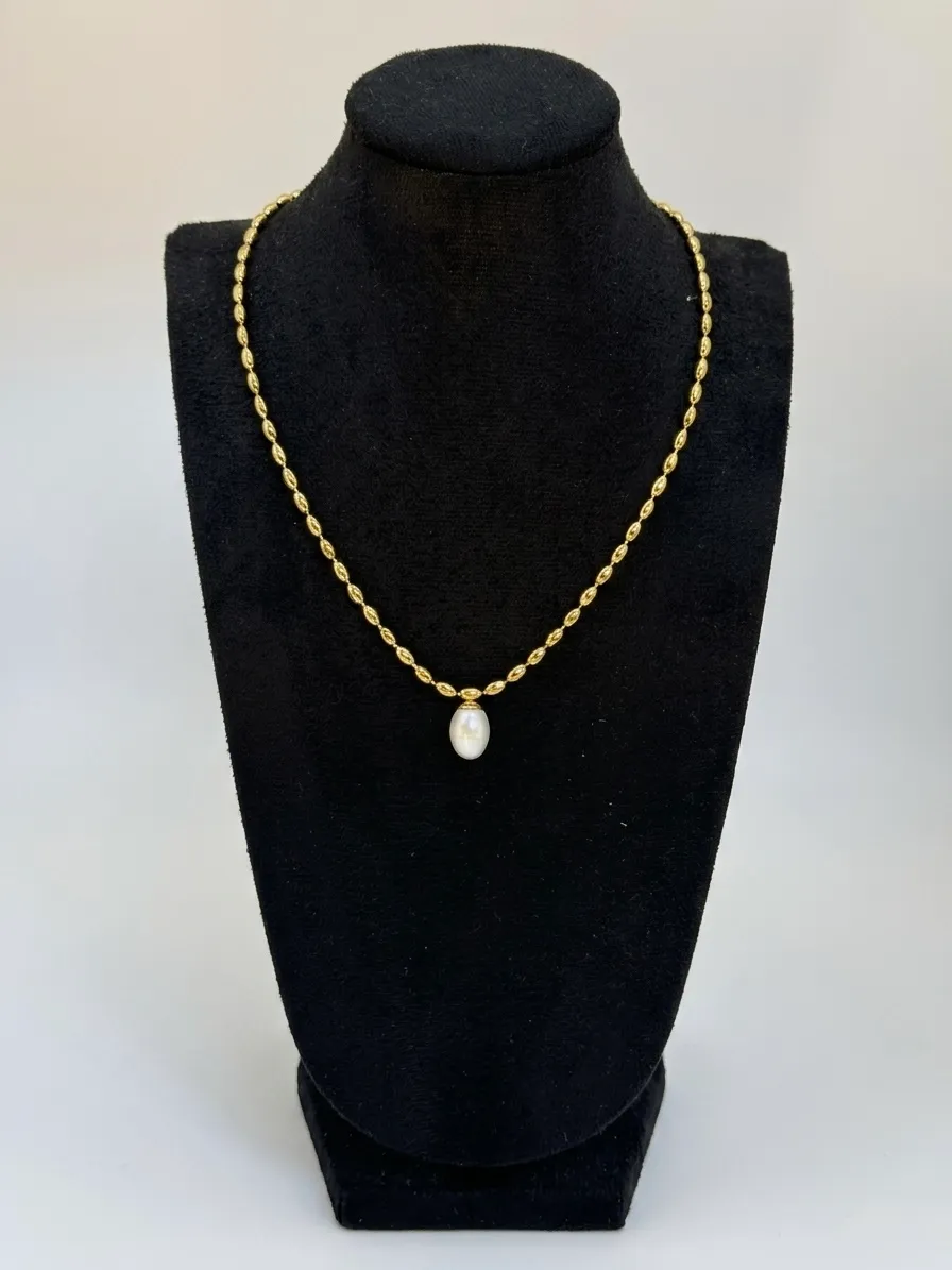 Collar de cadena dorada con perla