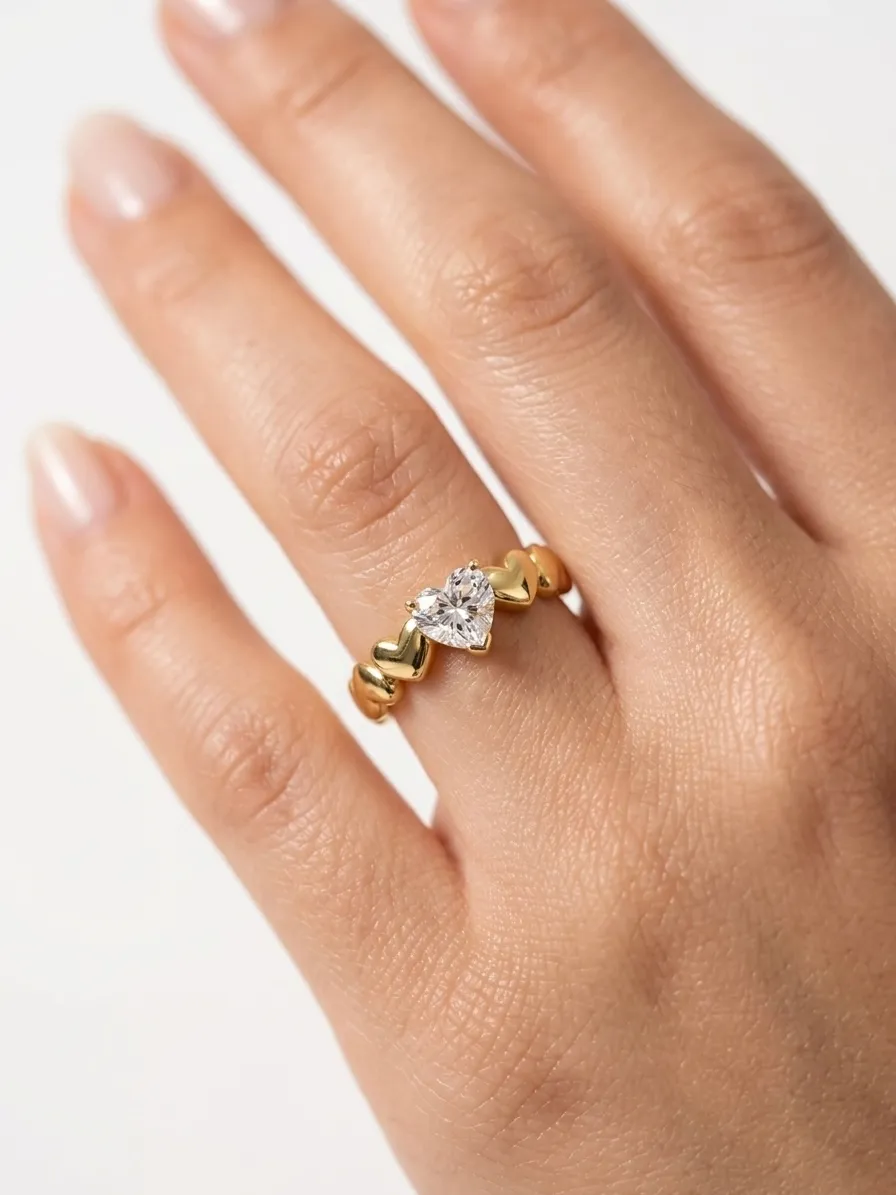 Anillo dorado con cristal en forma de gota